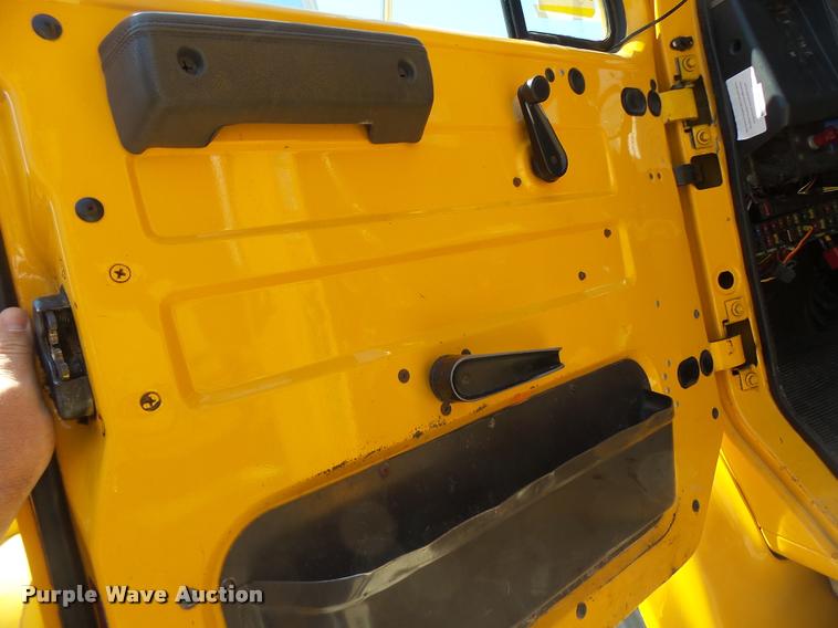 image for item DA3494 2000 International 4900 dump truck