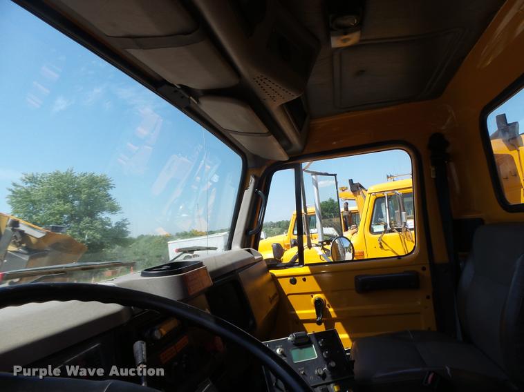 image for item DA3494 2000 International 4900 dump truck