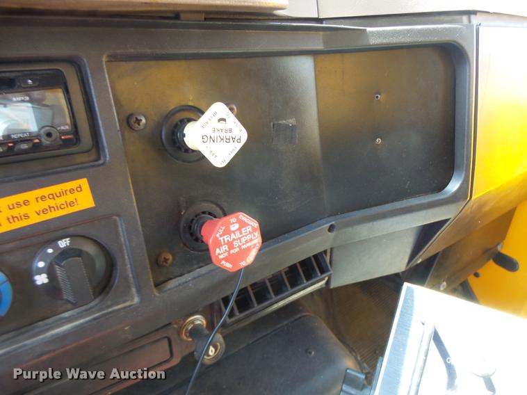 image for item DA3494 2000 International 4900 dump truck