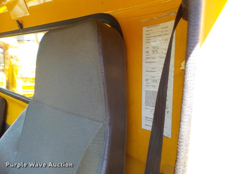 image for item DA3494 2000 International 4900 dump truck