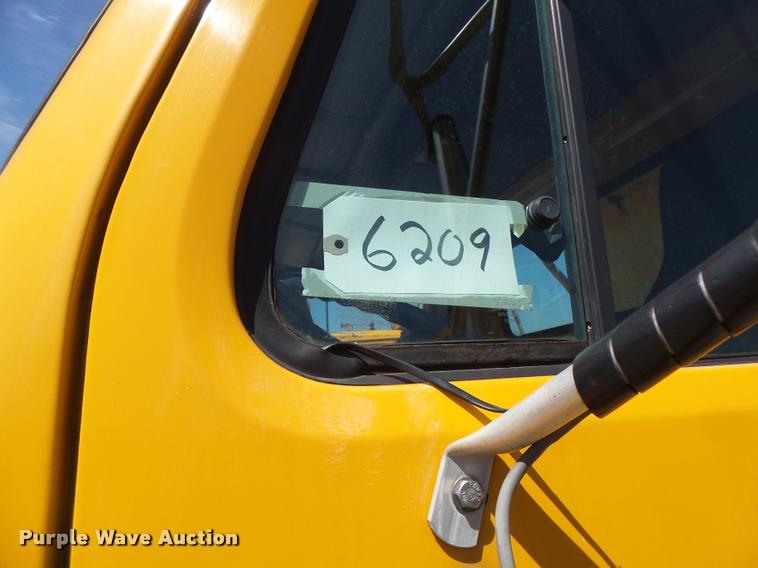 image for item DA3494 2000 International 4900 dump truck