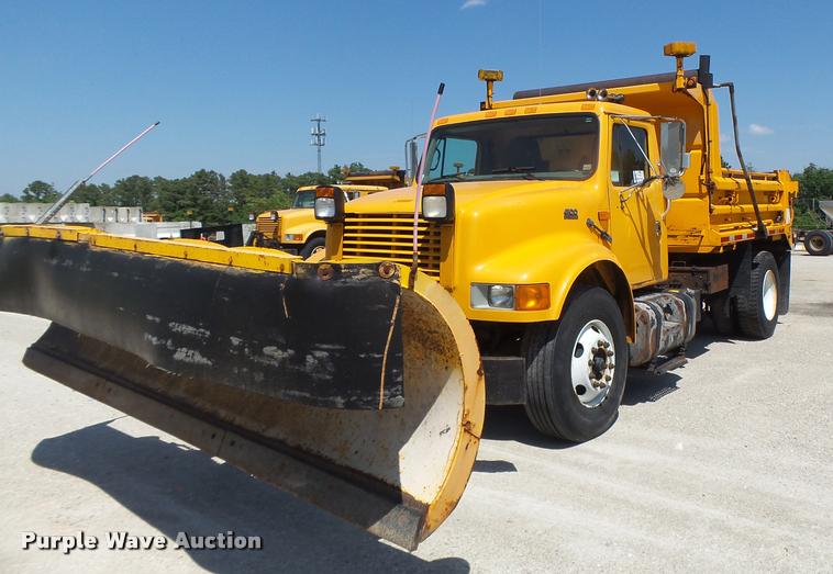 image for item DA3495 2002 International 4900 dump truck