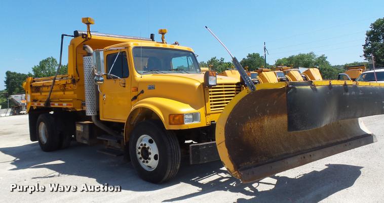 image for item DA3495 2002 International 4900 dump truck