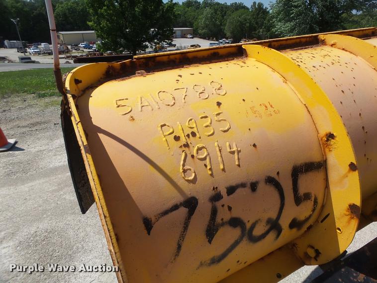 image for item DA3495 2002 International 4900 dump truck