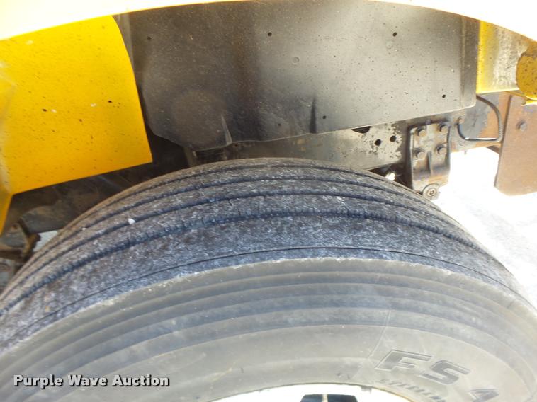 image for item DA3495 2002 International 4900 dump truck