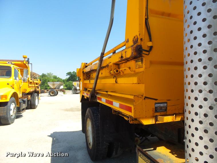 image for item DA3495 2002 International 4900 dump truck