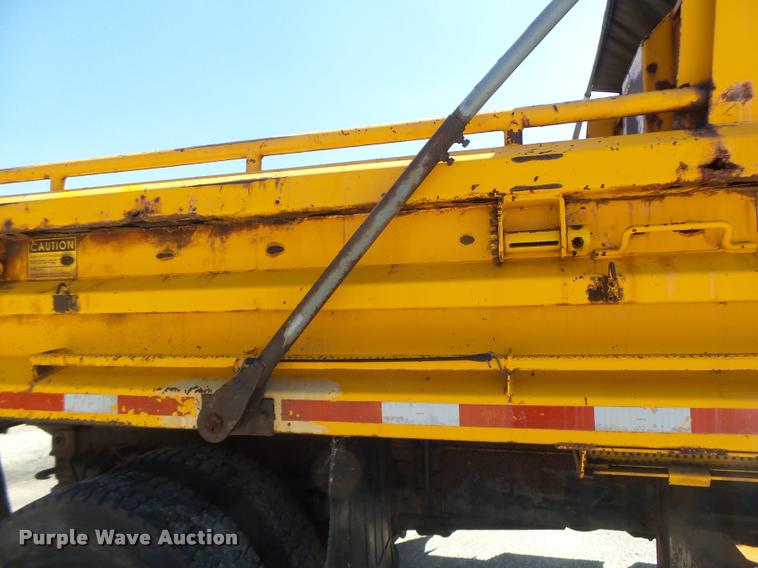 image for item DA3495 2002 International 4900 dump truck