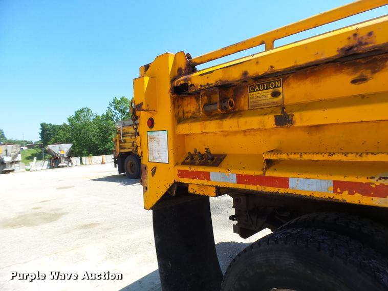 image for item DA3495 2002 International 4900 dump truck