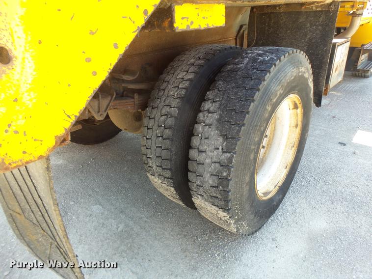 image for item DA3495 2002 International 4900 dump truck