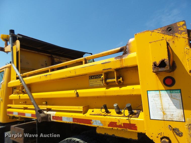 image for item DA3495 2002 International 4900 dump truck