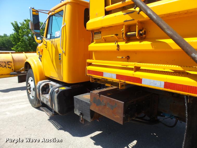 image for item DA3495 2002 International 4900 dump truck