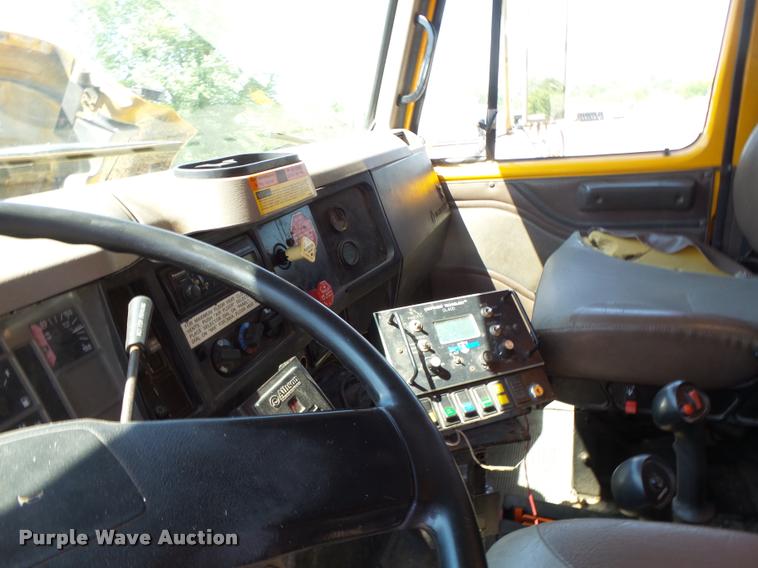 image for item DA3495 2002 International 4900 dump truck