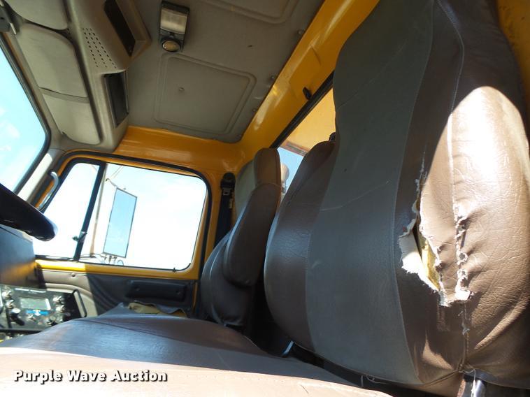 image for item DA3495 2002 International 4900 dump truck