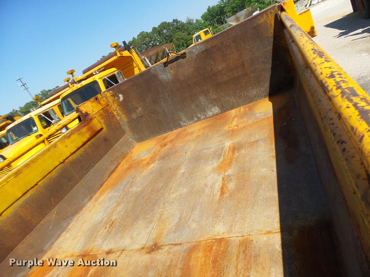 image for item DA3495 2002 International 4900 dump truck