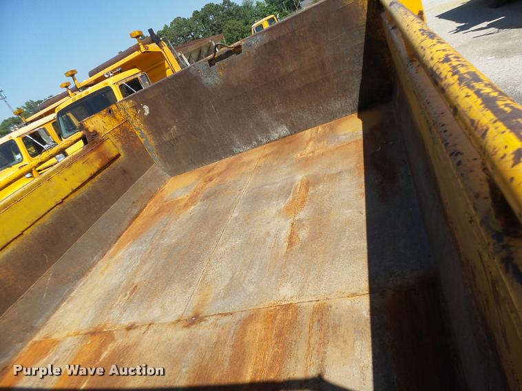 image for item DA3495 2002 International 4900 dump truck