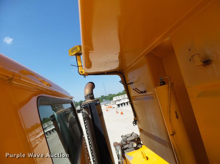 image for item DA3495 2002 International 4900 dump truck