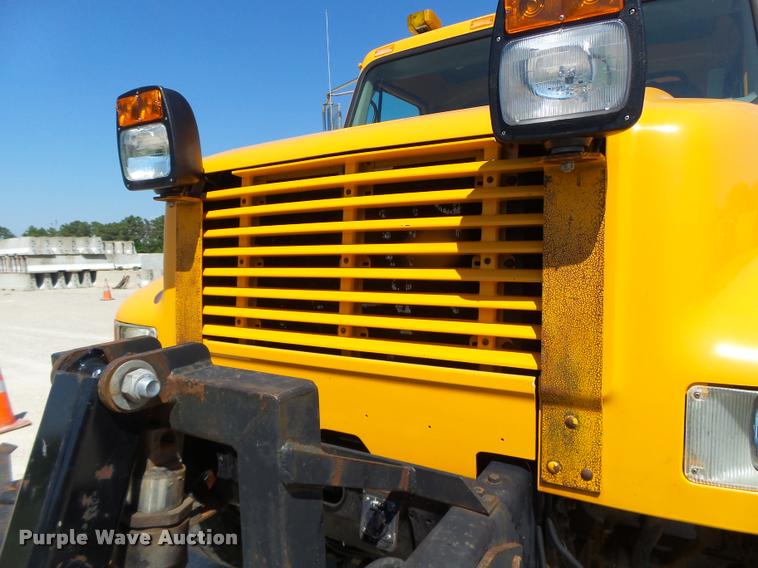 image for item DA3496 2002 International 4900 dump truck