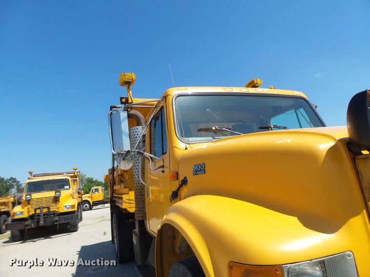 image for item DA3496 2002 International 4900 dump truck