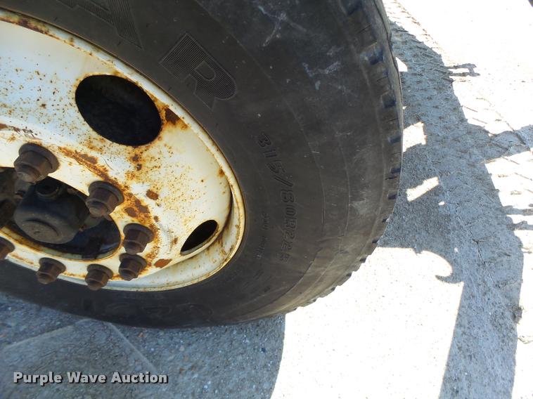 image for item DA3496 2002 International 4900 dump truck