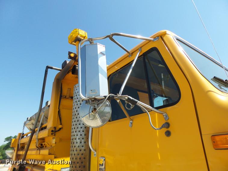 image for item DA3496 2002 International 4900 dump truck