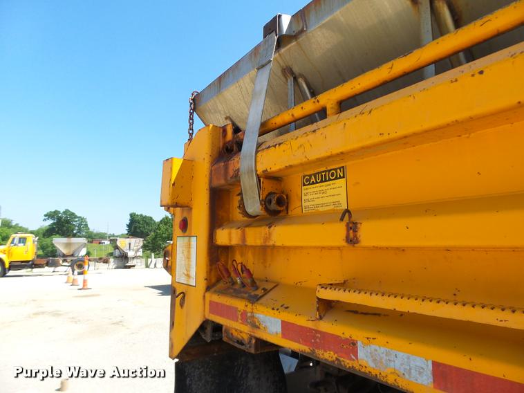 image for item DA3496 2002 International 4900 dump truck