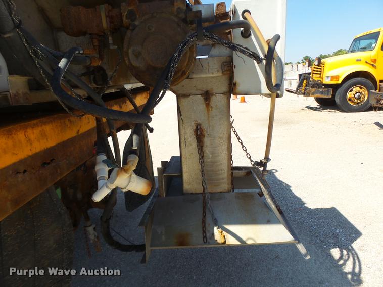 image for item DA3496 2002 International 4900 dump truck