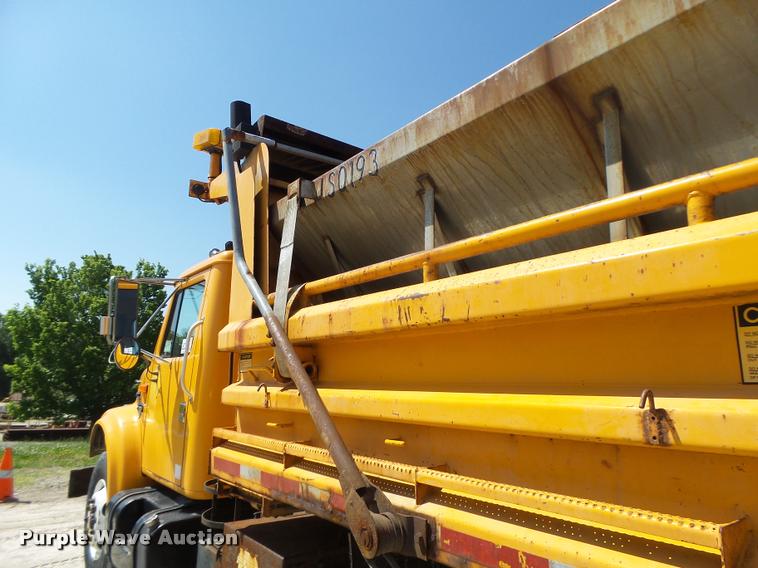 image for item DA3496 2002 International 4900 dump truck