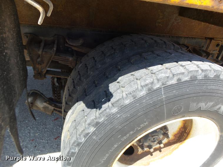 image for item DA3496 2002 International 4900 dump truck