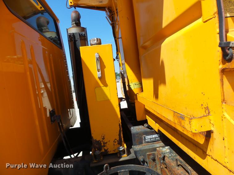 image for item DA3496 2002 International 4900 dump truck