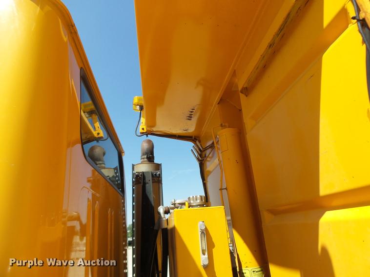 image for item DA3496 2002 International 4900 dump truck