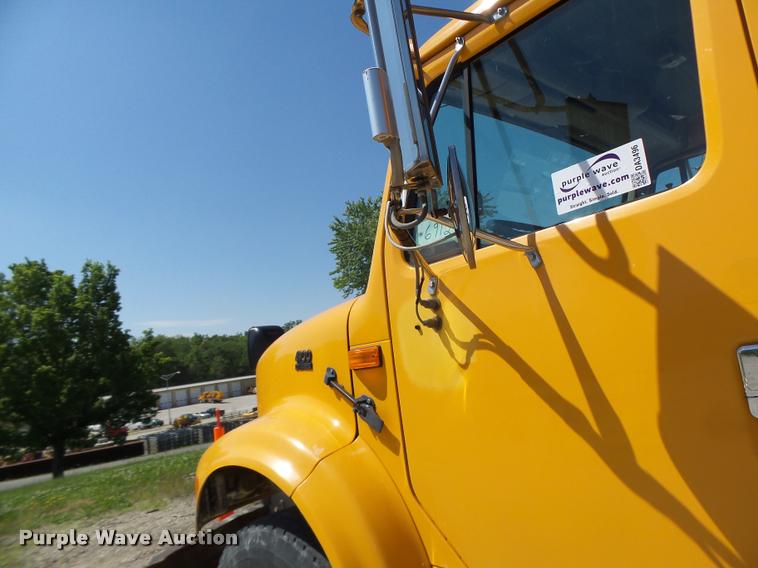 image for item DA3496 2002 International 4900 dump truck