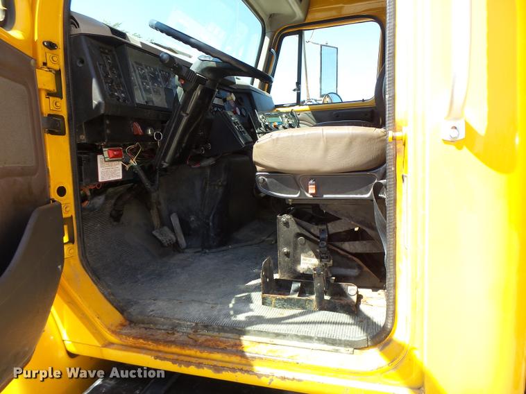 image for item DA3496 2002 International 4900 dump truck