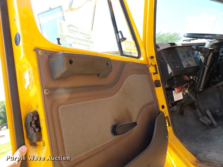 image for item DA3496 2002 International 4900 dump truck