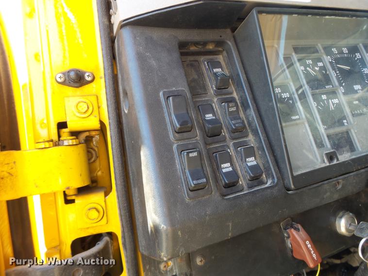 image for item DA3496 2002 International 4900 dump truck