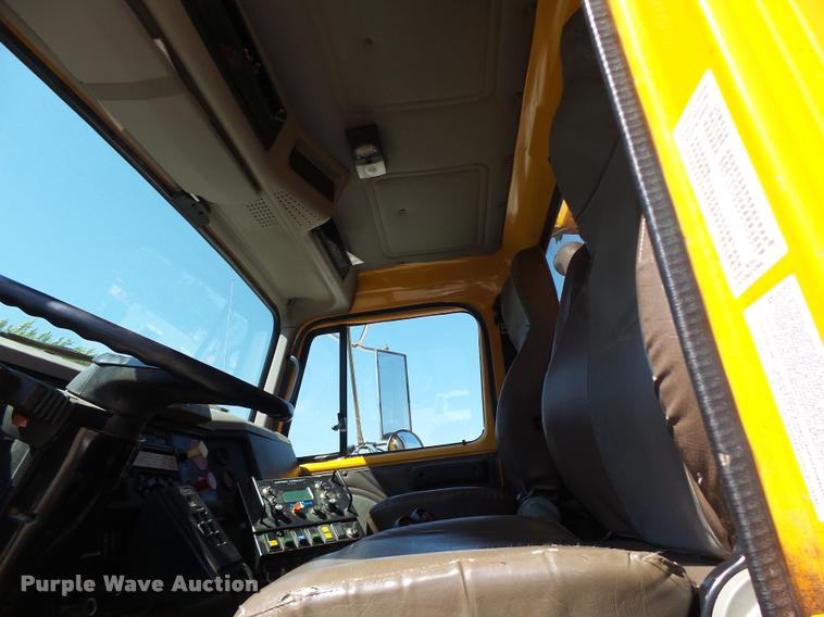 image for item DA3496 2002 International 4900 dump truck