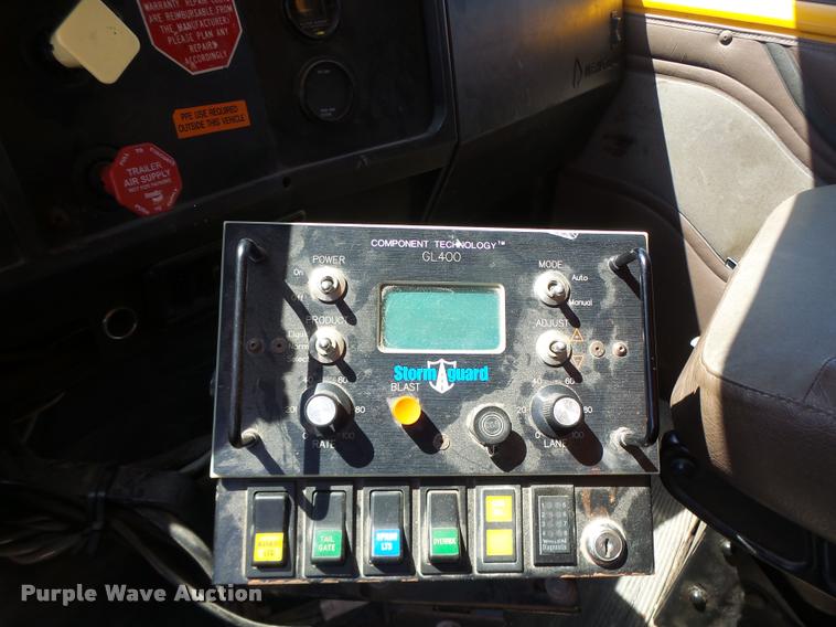 image for item DA3496 2002 International 4900 dump truck