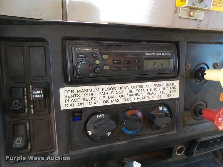 image for item DA3496 2002 International 4900 dump truck