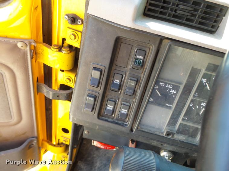 image for item DA3496 2002 International 4900 dump truck