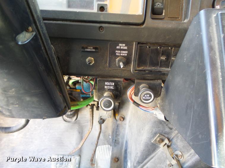 image for item DA3496 2002 International 4900 dump truck