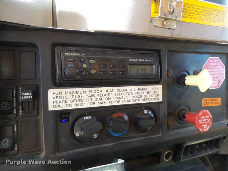 image for item DA3496 2002 International 4900 dump truck