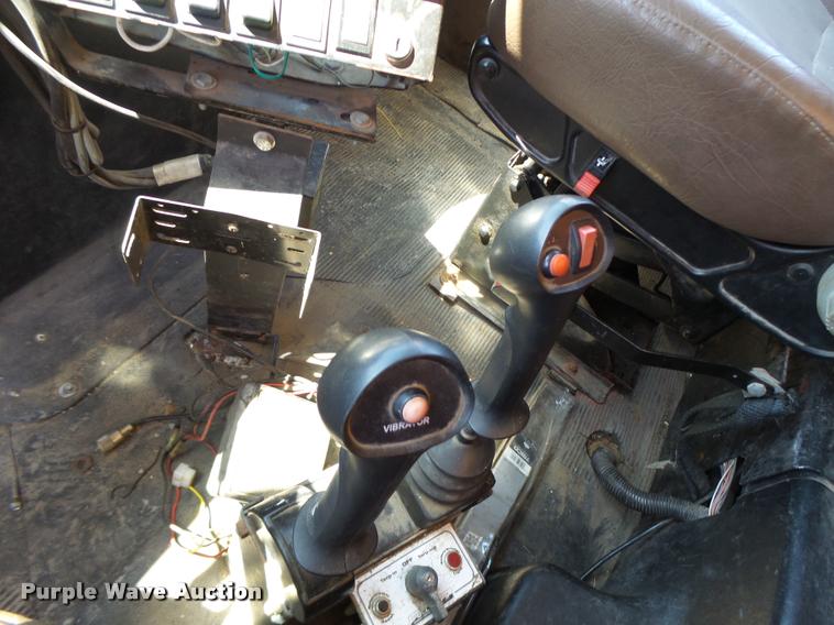 image for item DA3496 2002 International 4900 dump truck