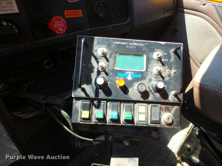 image for item DA3496 2002 International 4900 dump truck