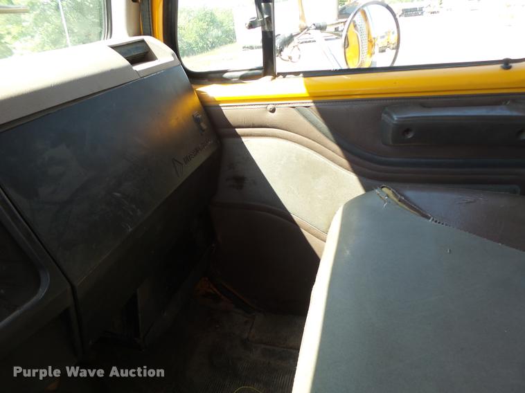 image for item DA3496 2002 International 4900 dump truck