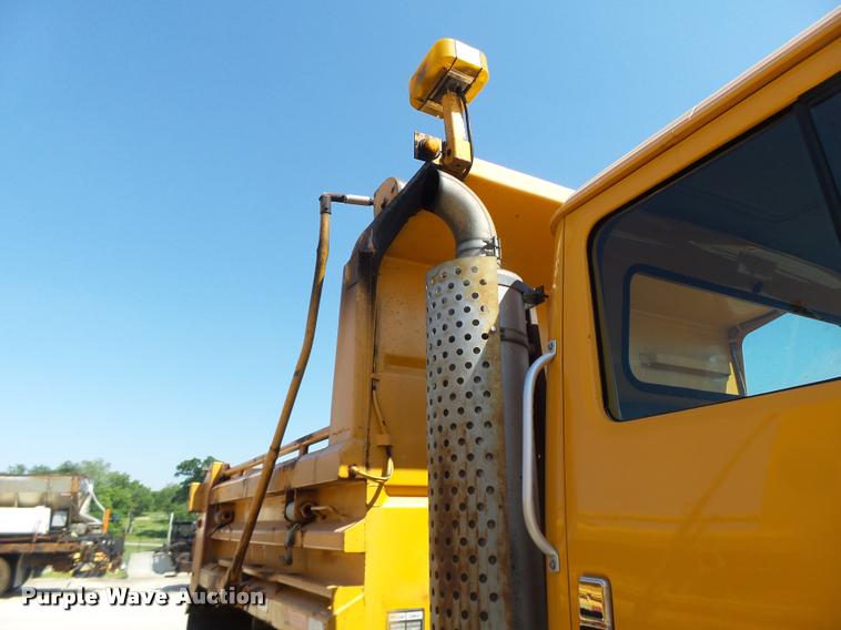 image for item DA3497 2002 International 4900 Crew Cab dump truck