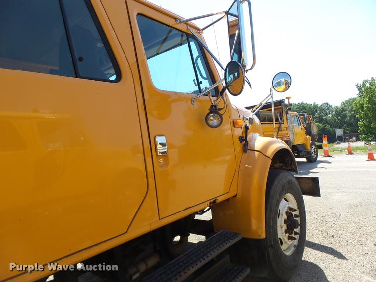 image for item DA3497 2002 International 4900 Crew Cab dump truck