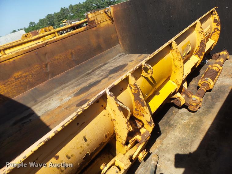 image for item DA3497 2002 International 4900 Crew Cab dump truck