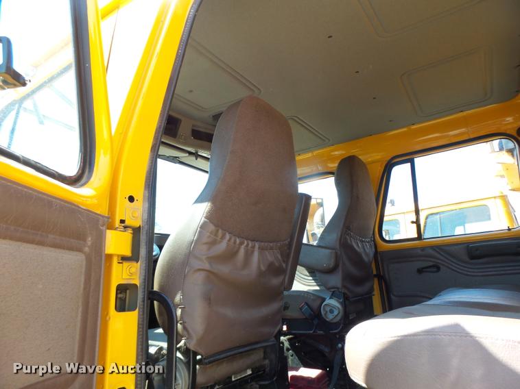 image for item DA3497 2002 International 4900 Crew Cab dump truck