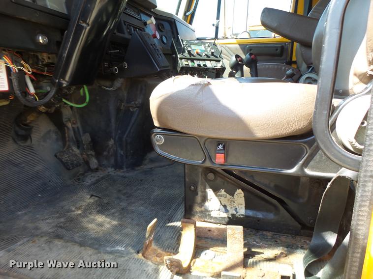 image for item DA3497 2002 International 4900 Crew Cab dump truck