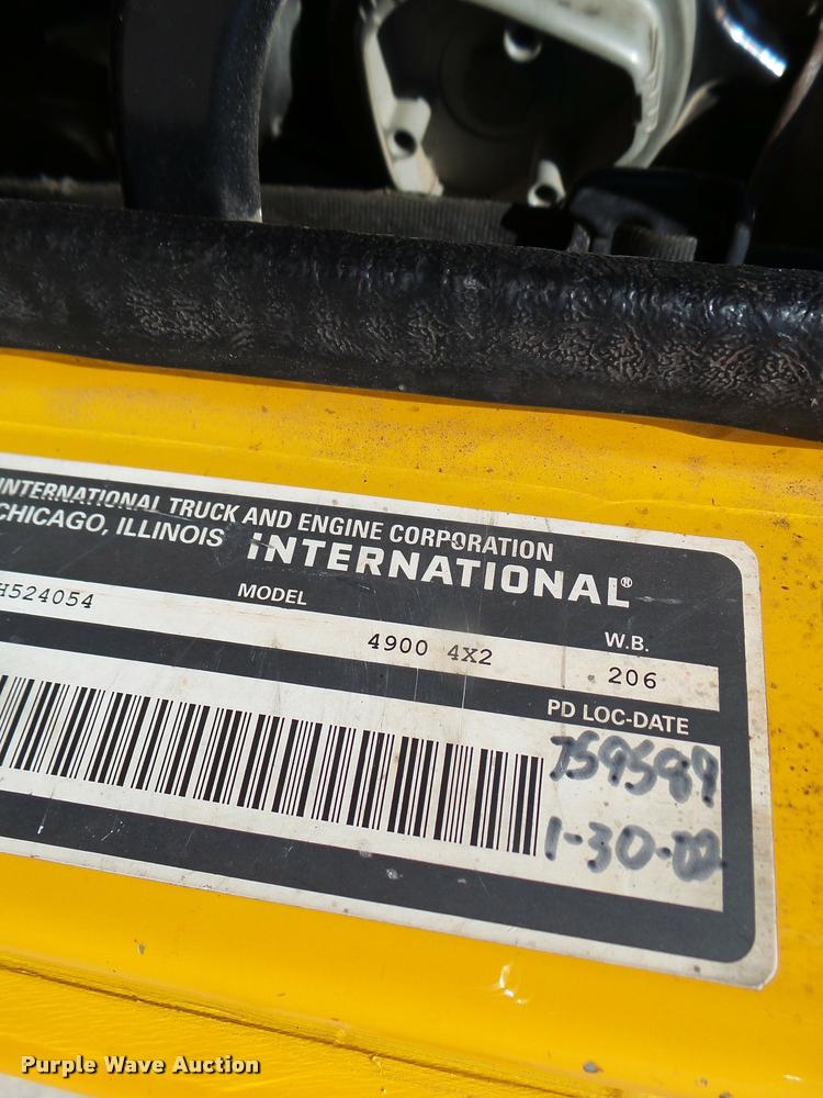 image for item DA3497 2002 International 4900 Crew Cab dump truck