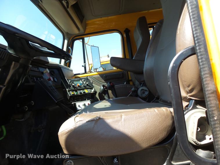 image for item DA3497 2002 International 4900 Crew Cab dump truck